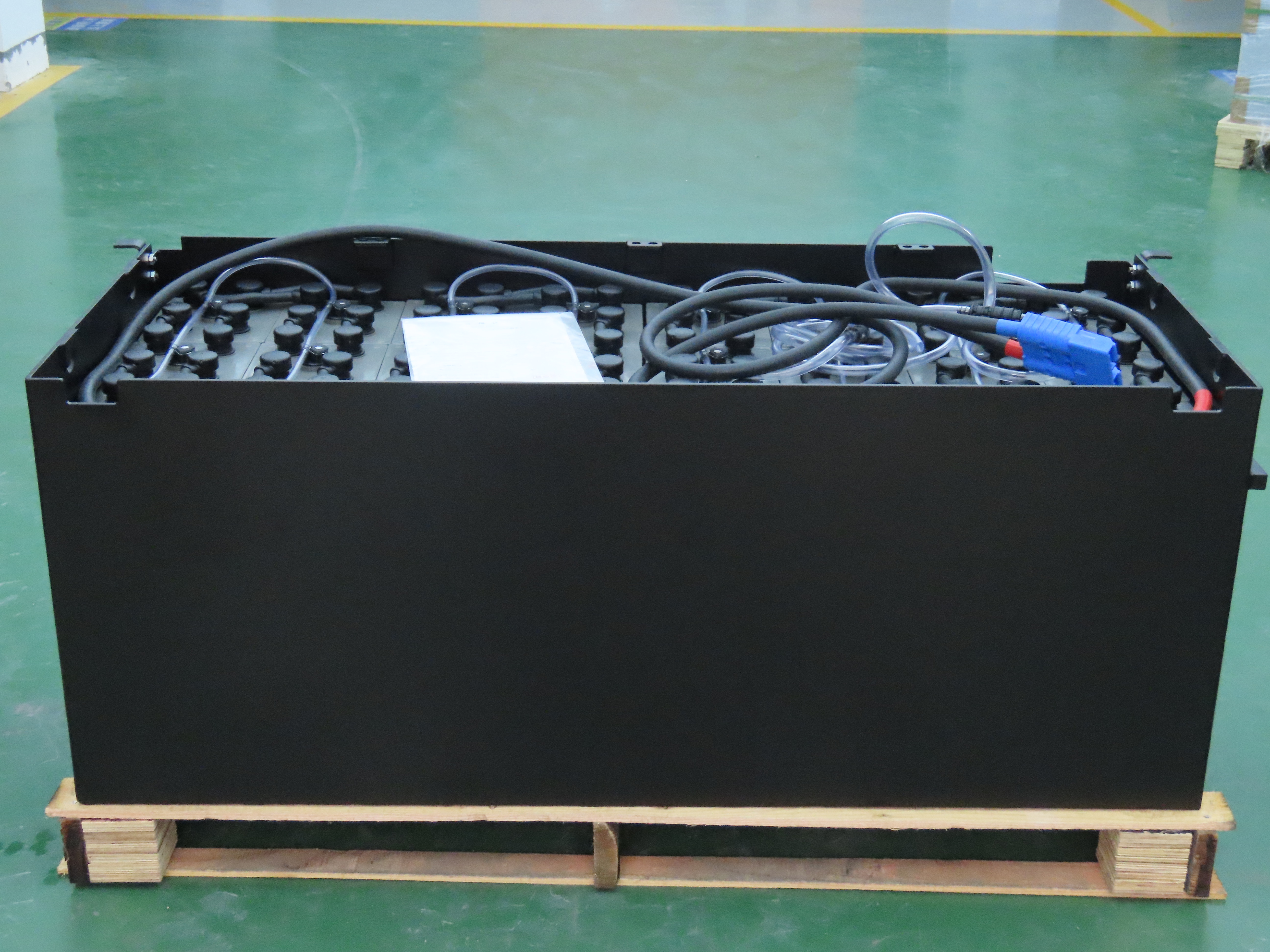 叉車電池內(nèi)部極板構造普遍分為管式極板和涂膏式極板